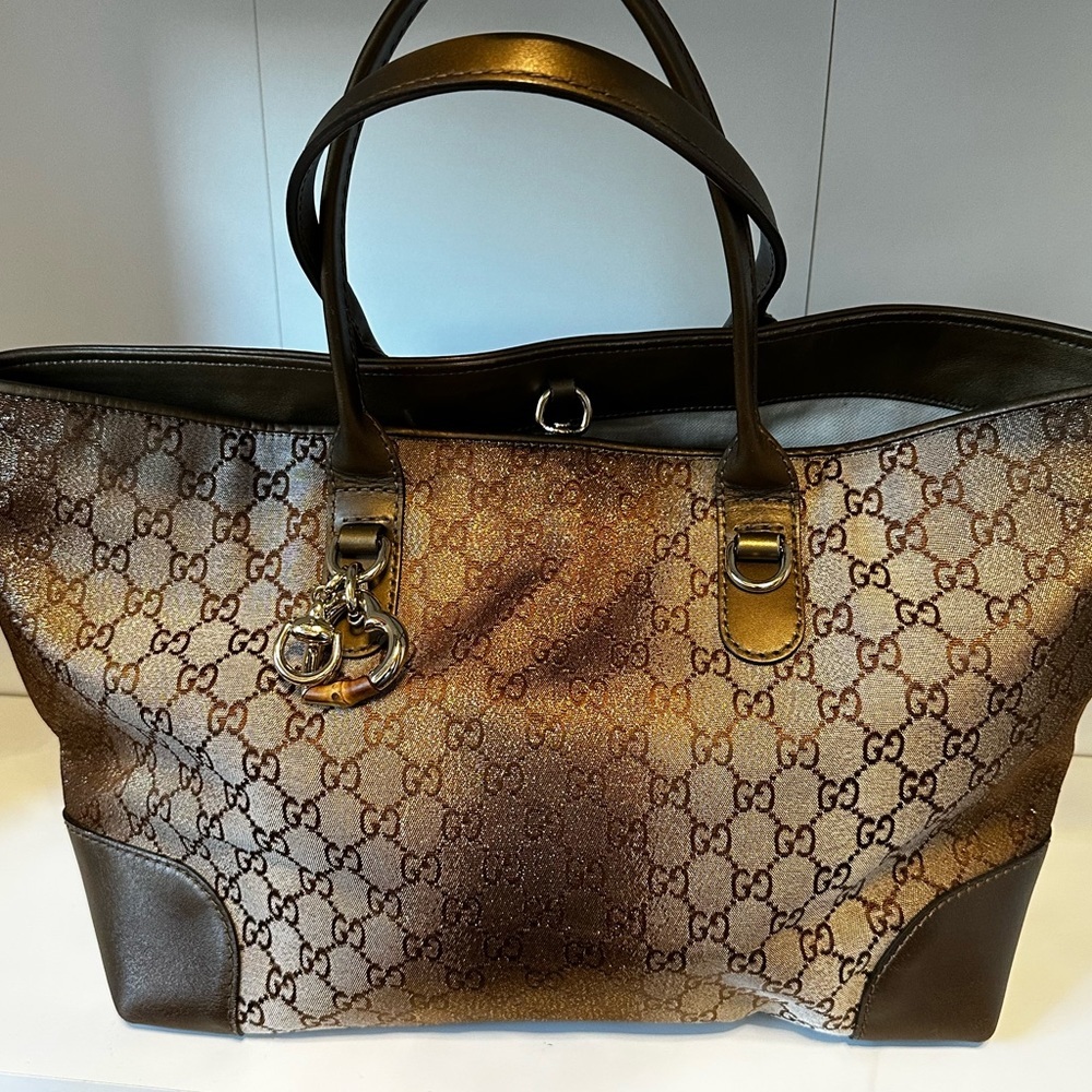 Gucci tote with dust bag.Bamboo heart charm. Shimmering bag
H: 38 CM, W:42.5 CM.